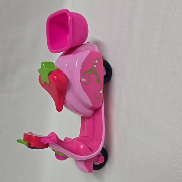 Strawberry Shortcake Scooter Pink Rolling Wheels NICE Condition 2015 TCFC - Picture 4 of 14